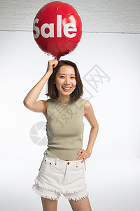 信心自信清纯快乐的年轻女孩拿着气球图片