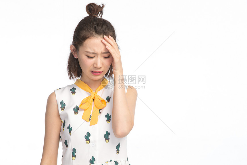 个20多岁亚洲人闷闷不乐的青年女人图片