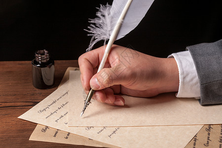 写文字的素材男商人手拿着鹅毛笔准备写字背景