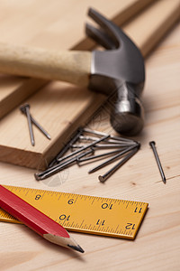 手工业金属工具与木板背景