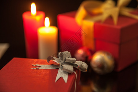 庆祝礼品盒与蜡烛图片