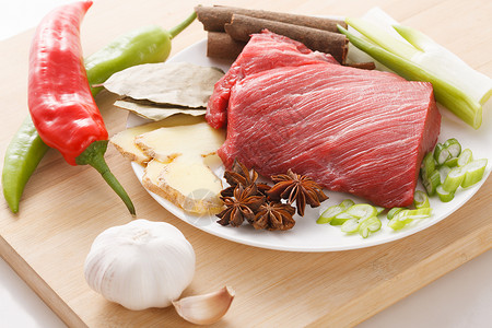 木质菜板牛肉食材香叶肉和调味品背景