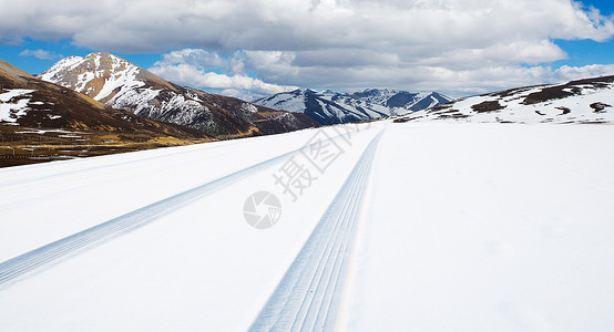 云现象自然美郊区自然现象被雪覆盖的公路背景