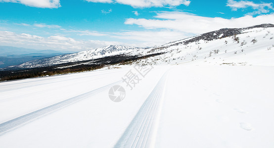 滑雪痕迹天空非都市风光云被雪覆盖的公路背景
