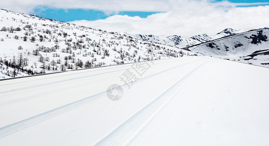 雪地车辙自然美前进的道路高速公路被雪覆盖的公路背景