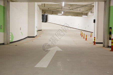 路标指示地下停车场高清图片