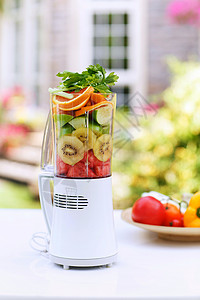 创意玻璃容器西红柿切片食物清新装满水果的榨汁机背景