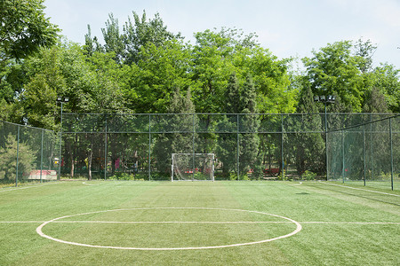 草坪护栏学校空旷的足球场背景