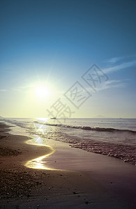 反射太阳海海岛上的海岸线背景