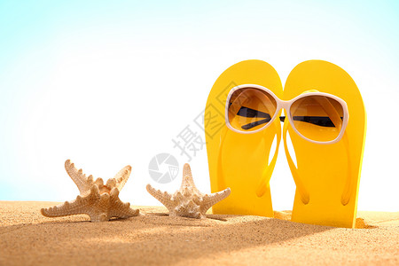 海边的静物黄色沙滩鞋高清图片
