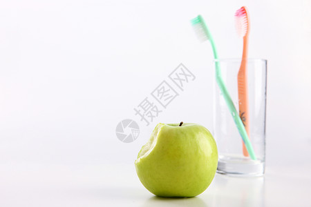 健康的青苹果和牙刷图片