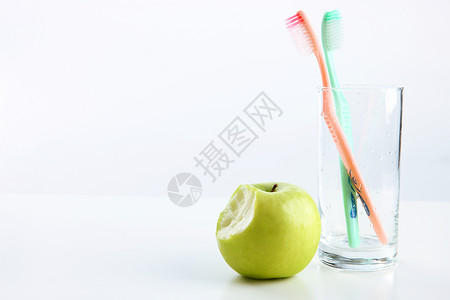 口腔卫生青苹果和牙刷图片