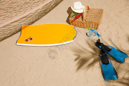 夏天海滩用品时尚遮阳帽和海滩静物背景