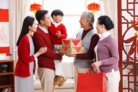 礼物袋子元素大半身东方人满意快乐家庭过新年背景