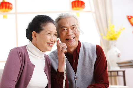 户内电话拜年健康生活方式老年夫妇新年打电话图片