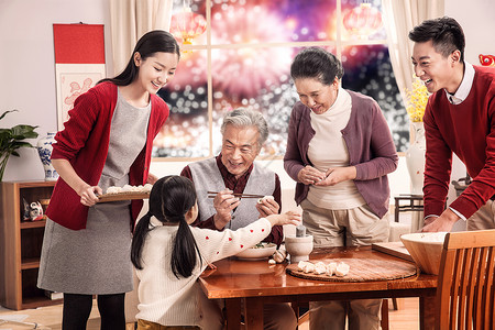 包饺子女孩20多岁节日兴奋快乐家庭过新年包饺子背景