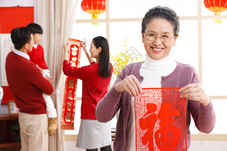 织毛衣的母亲海报快乐家庭新年贴春联背景