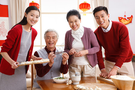 家庭生活团圆饭满意快乐家庭过新年包饺子图片