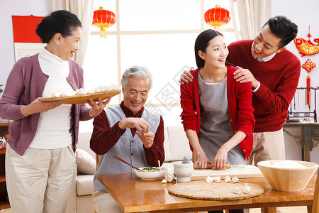 双亲家庭和谐元素快乐家庭过新年包饺子图片