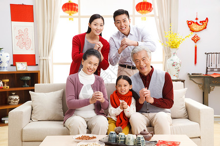 5岁孩子起居室东亚4岁到5岁快乐家庭过新年背景