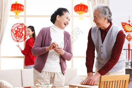 起居室春节相伴快乐家庭过新年包饺子图片