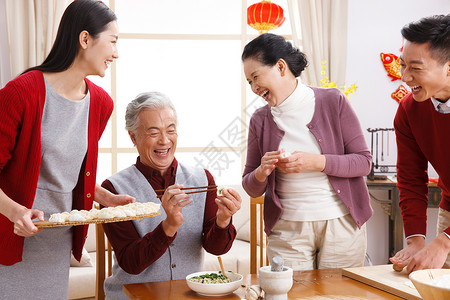 彩色图片节日起居室快乐家庭过新年包饺子图片