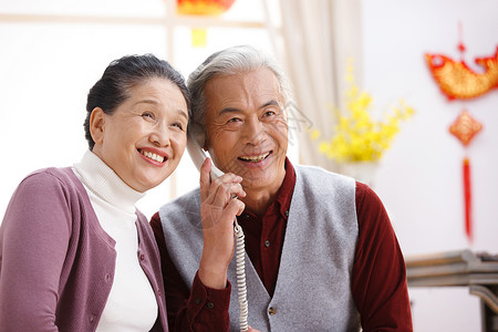 健康成年人老年男人老年夫妇新年打电话图片