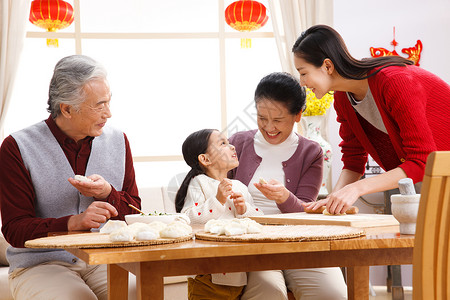 文化70多岁水平构图快乐家庭过新年包饺子图片
