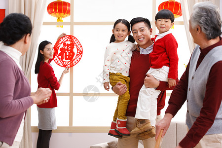 抱饺子女孩和谐团圆饭舒适快乐家庭过新年背景