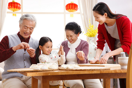 东亚父亲和谐快乐家庭过新年包饺子图片
