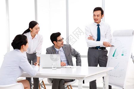 高雅户内合作商务团队在会议室开会图片