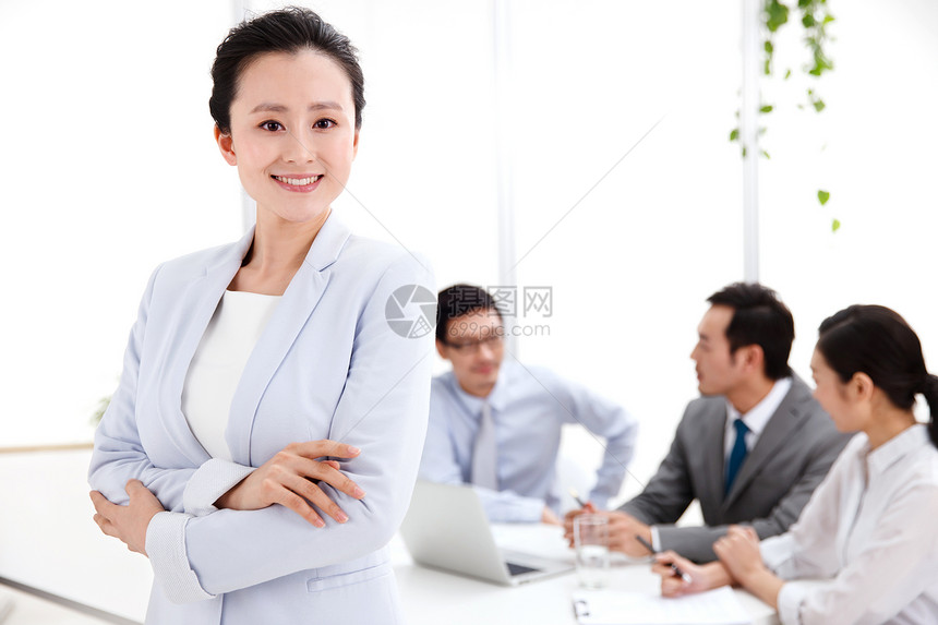 女商人合作成功商务团队在办公室工作图片