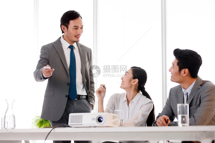 公司企业人际关系不看镜头商务男女在会议室工作图片