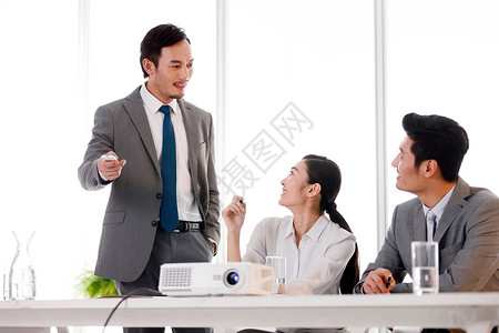 公司企业人际关系不看镜头商务男女在会议室工作图片