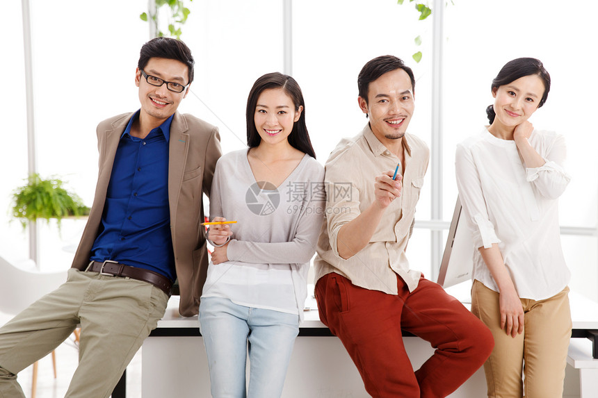 亚洲骄傲满意欢乐的商务男女在办公室图片