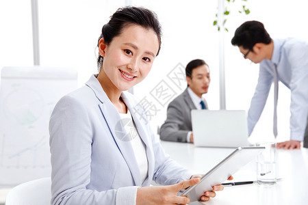 人际青年女人男商人笔记本电脑商务人士在会议室背景