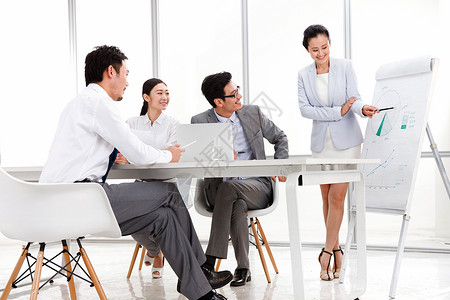能力团结坐着商务团队在会议室开会高清图片