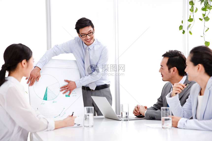 演说成功人士半身像商务团队在会议室开会图片