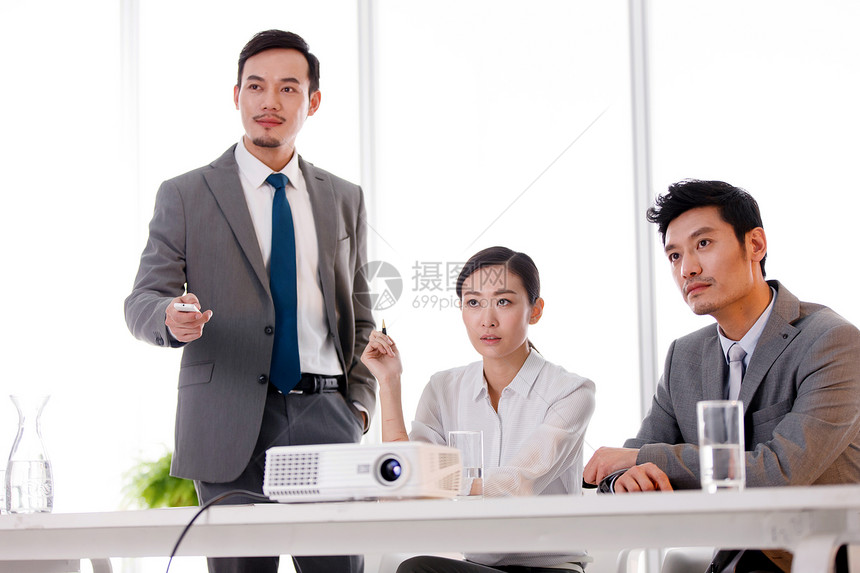 白领商务男女在会议室工作图片