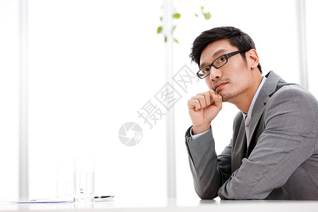 商务人士眼镜正在思考的商务男人背景