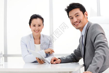 衬衫领带互联网合作商务男人和女人在工作图片