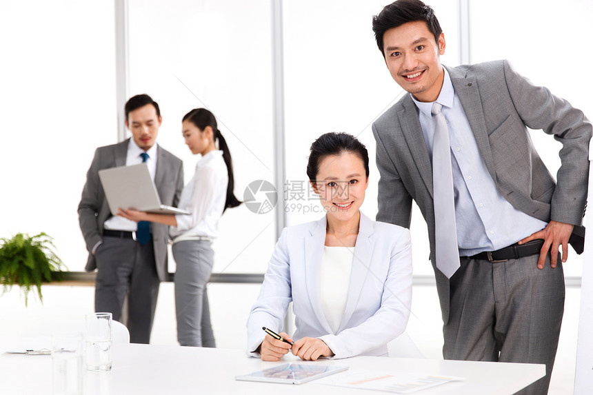 公司企业白领职业商务男女在办公室工作图片