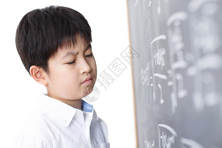 教室东方人文字小学男生被数学题难住图片