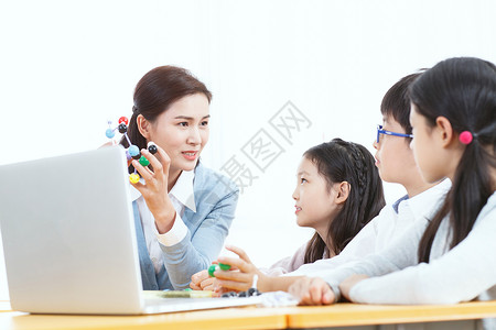 白色分子背景教师和小学生使用电脑背景