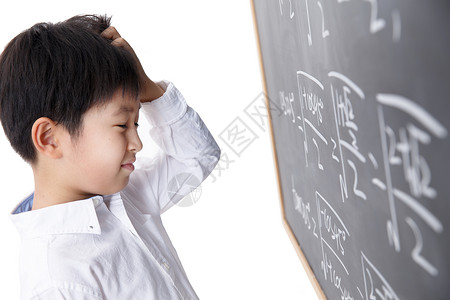儿童文字素材教室拍摄环境10岁到11岁小学男生被数学题难住背景