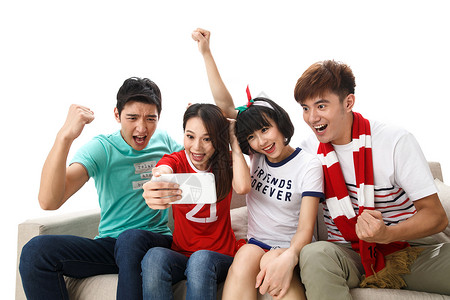 足球视频摄影水平构图骄傲年轻球迷用手机看比赛欢呼背景