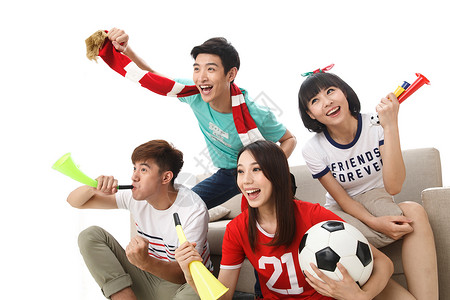 足球运动赛事情侣装扮快乐年轻球迷看比赛欢呼呐喊背景