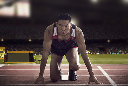体育比赛青年文化起跑线田径运动员在赛场比赛图片