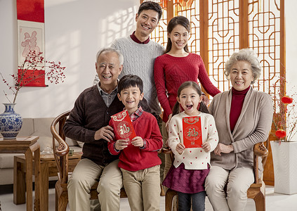 数红包的男孩兴奋文化孙辈幸福家庭过新年背景