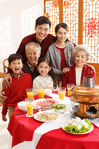 儿童饮料祖父食品儿童幸福家庭过年吃团圆饭背景